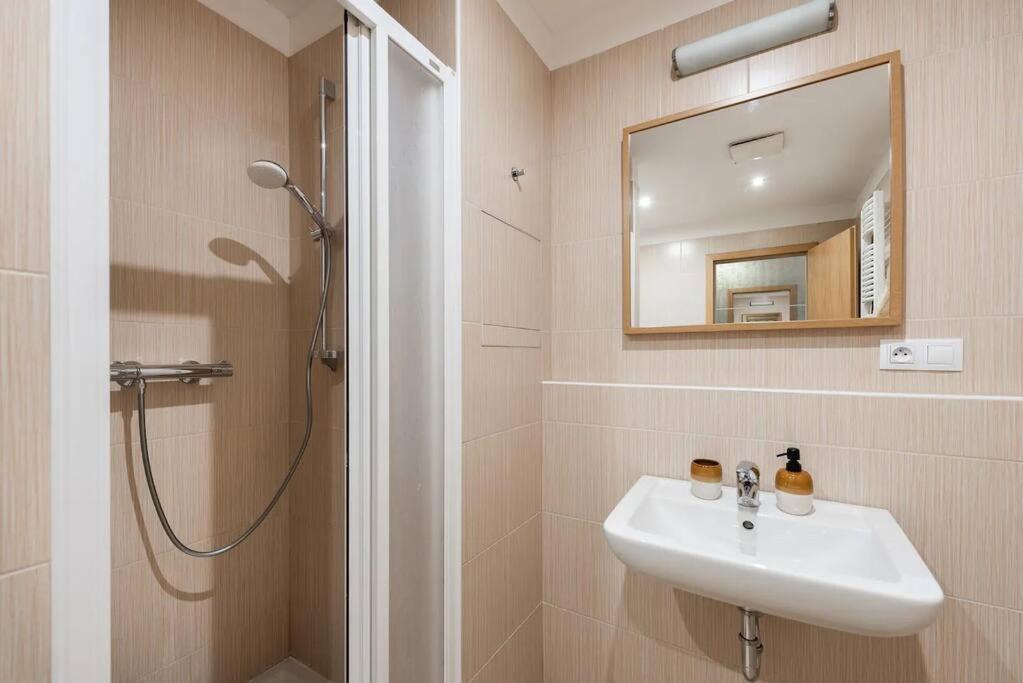 Apartment W/ Free Garage Parking Prague Luaran gambar
