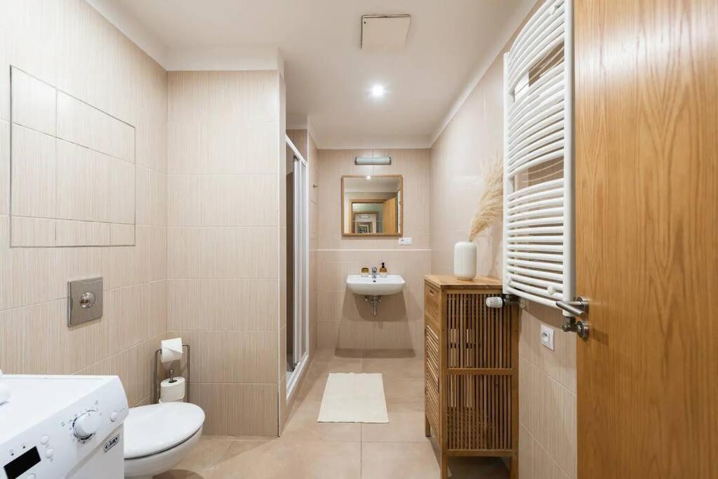Apartment W/ Free Garage Parking Prague Luaran gambar
